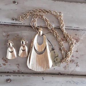 Vintage Trifari Gold Tone Chain Pendant Necklace w/Clip Earrings
