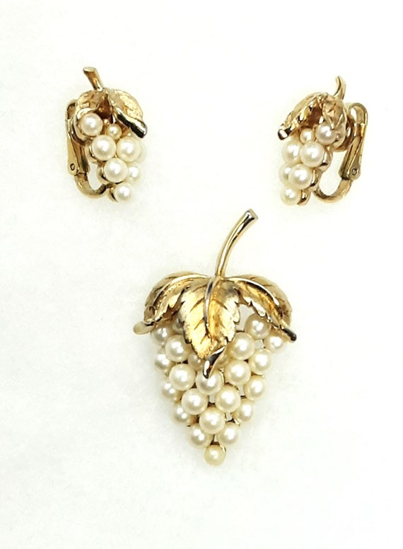 Trifari Vintage Gold Tone Faux Pearl Grape Cluster