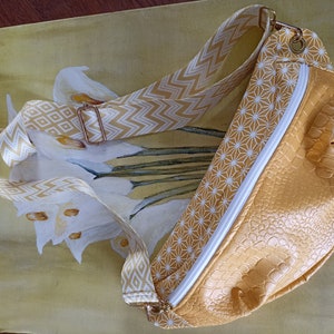 Sac original et unique cuir synthétique  géométrie et croco jaune
