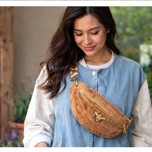 Sac banane velours côtelé beige,camel, cacahuète avec abeille dorée – Sac bandoulière femme bohème – Petit sac voyage, festival, printemps