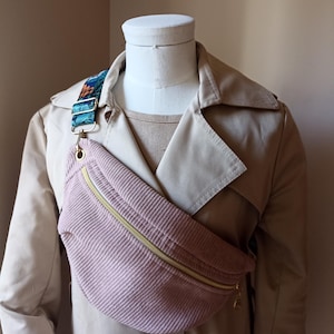 Sac  banane taille S,M,L  original en velours côtelé rose pâle et sangle  amovible au choix