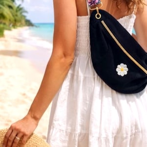 Sac banane velours noir marguerite – Sac bandoulière femme – Sac banane fleurs colorées – Sac tendance printemps – Cadeau femme