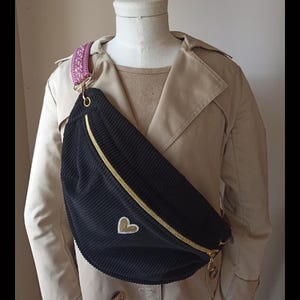 Sac banane  unique et original en velours côtelé uni noir et petit coeur brodé doré