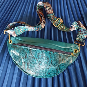 Sac original et unique cuir synthétique  croco et python fushia