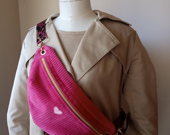 Sac banane  unique et original en velours côtelé uni rose fushia et petit coeur brodé