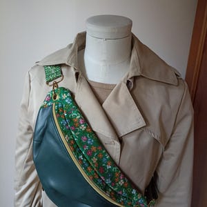 Original y único bolso en piel sintética color naranja liso y estampado floral.