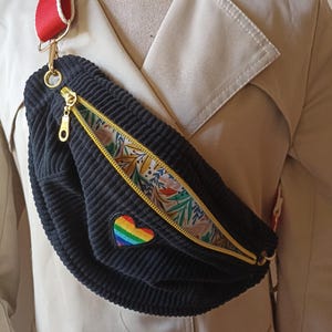 Uniek en origineel heuptasje in effen zwart corduroy en klein geborduurd regenboogtrotshart
