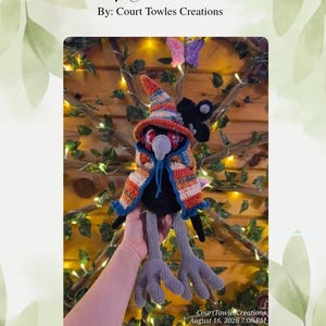 Może przedstawiać: Szydełkowa lalka kruk o nazwie Draven the Raven od Court Towles Creations. Lalka ma czarne ciało, długie szare nogi, szary dziób, czerwone oczy oraz wielokolorowy kapelusz i pelerynę w paski. Tekst głosi Draven the Raven By: Court Towles Creations.