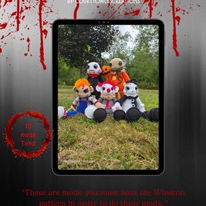 Peut inclure: Une tablette affiche six poupées crochetées à la main sur le thème de l'horreur, dont un clown et une poupée avec des coutures. Le texte "Winston Mouse Horror Mods" et "10 mods total" sont visibles. L'arrière-plan présente de l'herbe et des arbres.