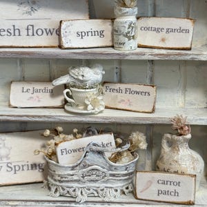 Juego de letreros en miniatura para jardín estilo cabaña, letreros de primavera para casa de muñecas con diseño de huerto de zanahorias, etiquetas de jardín estilo shabby chic, decoración de primavera para casa de muñecas a escala 1:12