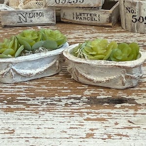 Maceta francesa en miniatura con suculentas, maceta para casa de muñecas estilo shabby chic, maceta de jardín a escala 1:12, decoración romántica para casas de campo, Blissfull Minis
