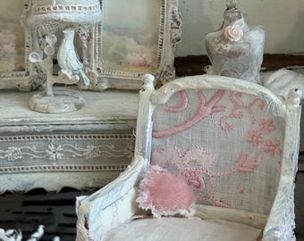 Blissfull Minis Vintage Lace Puppenhaus Stuhl, Shabby Chic Miniatur Sessel, Französische Cottage Möbel, Maßstab 1:12, OOAK handgefertigter Stuhl