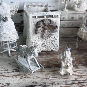 Miniature Shabby Chic Crib with Vintage Lace Bedding – 1:12 Scale Dollhouse Nursery Furniture – French Cottage Style