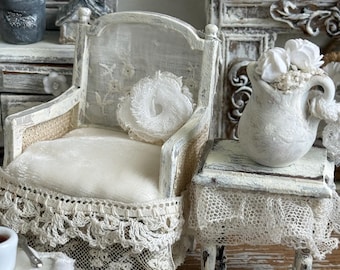 Vintage miniatuur Franse cottage-stoel: schaal 1:12 shabby chic kant linnen poppenhuismeubilair