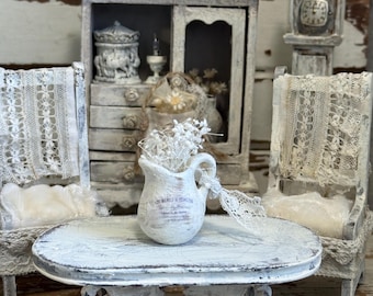 Shabby Chic poppenhuisstoelen met vintage kant | Romantisch Frans huisje miniatuurmeubilair | Uniek