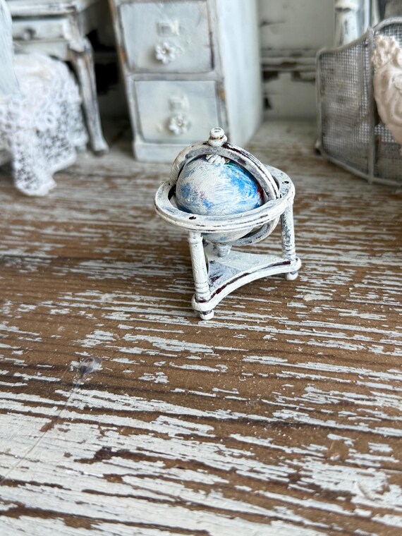 ドールハウスの地球儀、ミニチュアのヴィンテージの地球儀、ファーム