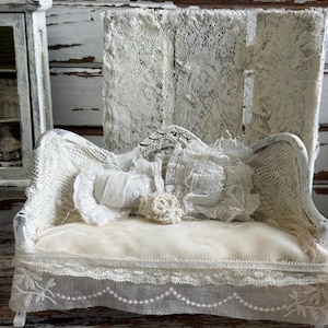 Victorian dollhouse sofa, Dollhouse couch,Dollhouse velvet Sofa,Dollhouse Living room, French Dollhouse, miniature sofa, vintage dollhouse