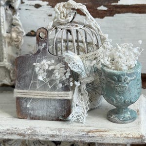 Miniaturowa doniczka – urna w stylu francuskiego domku nadmorskiego z suszonymi kwiatami – dekoracja domku dla lalek w stylu shabby chic – skala 1:12