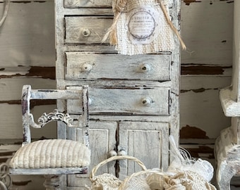Cassettiera alta vintage per casa delle bambole, mobiletto in miniatura in stile cottage francese, cassetti in legno bianco anticato, contenitore shabby chic, mobile in scala 1:12