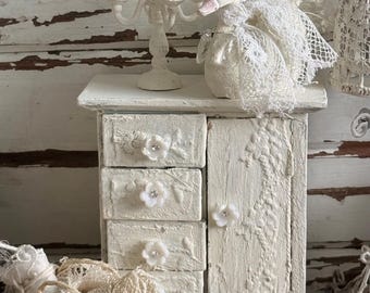 Armario de madera vintage para casa de muñecas, muebles de estilo rústico francés shabby chic, armario color crema envejecido, armario de almacenamiento en miniatura único.