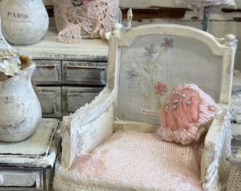 Sedia vintage in miniatura unica nel suo genere, sedia per casa delle bambole in stile cottage francese, sedia shabby chic rosa ricamata, mobili in scala 1:12
