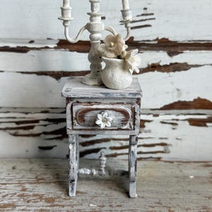 Vintage Dollhouse Side Table – 1:12 Scale Shabby Chic Nightstand with Floral Pull – Distressed White and Wood Accent Table