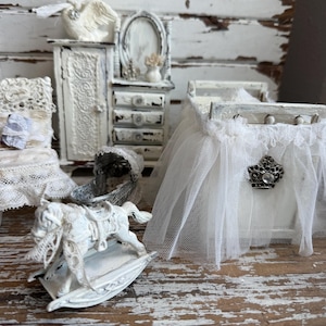 Miniature Shabby Chic Crib with Vintage Lace Bedding – 1:12 Scale Dollhouse Nursery Furniture – French Cottage Style
