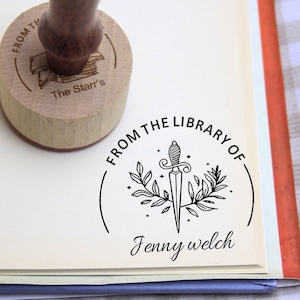 GEPERSONALISEERDE BOEKSTEMPEL | Zelfinktende bibliotheekstempel | Aangepaste bibliotheekstempel | Uit de bibliotheek met postzegels | Boekenliefhebber | Gepersonaliseerde stempel