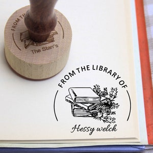 GEPERSONALISEERDE BOEKSTEMPEL | Cadeau voor boekenliefhebbers | Aangepaste bibliotheekstempel | Uit de bibliotheek met postzegels | Boekenliefhebber | Gepersonaliseerde stempel