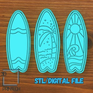 Könnte beinhalten: Drei türkisfarbene Surfbrett-Designs auf einem Holzmaserung-Hintergrund. Die Surfbretter zeigen Wellen-, Palmen- und Sonnengrafiken. Der Text "STL/DIGITAL FILE" wird darunter angezeigt.