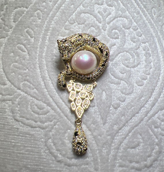 New leopard brooch with genuine pearl