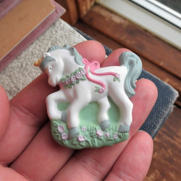 Vintage Avon Unicorn Magnet - 1980s Avon White Unicorn Gift Collection Magnet NIP - Retro 80s Kawaii Kitchen / Office Magnet Eco Gift