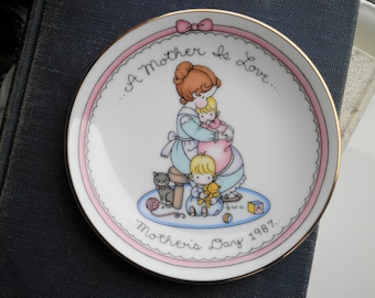 Vintage Avon "A Mother Is Love" Plate Collectible Decorative Wall Art Home Decor - Retro 80s Kawaii Mother & Kids Cute Eco Friendly Mom Gift