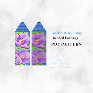 Könnte beinhalten: Ein Paar Perlenohrringe mit floralem Design. Die Ohrringe sind rechteckig mit einem blauen Oberteil und einem lila-rosa Blumenmuster. Der Text "Brick Stitch + Fringe Beaded Earrings PDF PATTERN" befindet sich auf der rechten Seite.