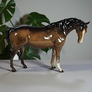 Vintage Beswick Mare horse Figurine | Right Facing Head Down | Model No. 1812