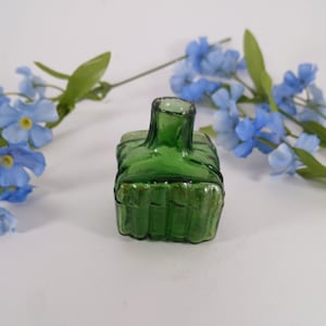 Vintage Emerald Green Ink Bottle Antique  Inkwell With 3 Ridged Sides Writing Ink Pot, 1900 Victorian, Super Colour And Crudely Made (B3-16)