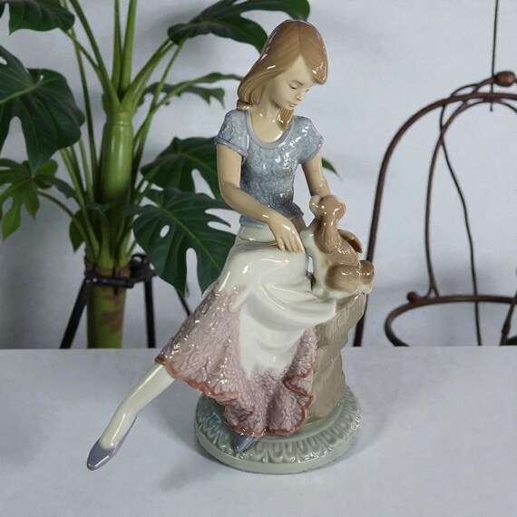 Lladro 'picture Perfect' Figurine #761: Young Lady With Puppy