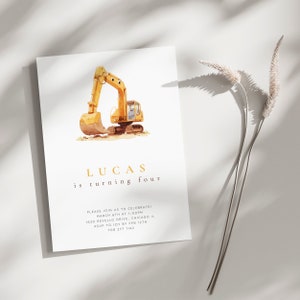 Pu&ograve; includere: Un escavatore giallo con uno sfondo di terra marrone. Il testo "LUCAS is turning four" &egrave; stampato in oro sotto l'escavatore. Il testo "PLEASE JOIN US TO CELEBRATE! MARCH 6TH AT 1:00PM 1630 REVELLO DRIVE, CHICAGO IL RSVP TO JOY BY FEB 12TH 708 277 1142" &egrave; stampato in nero sotto il testo.