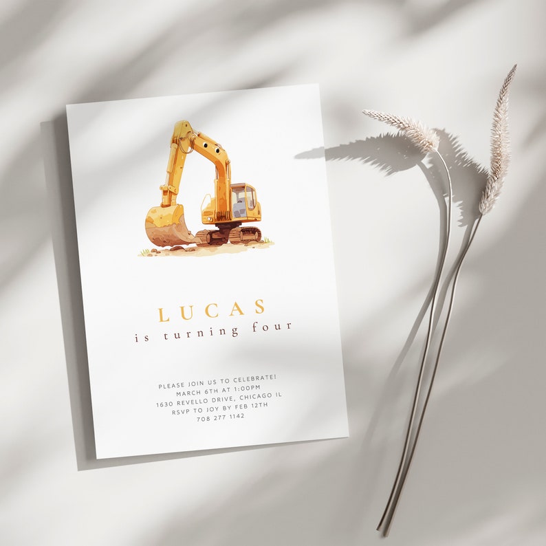Pu&ograve; includere: Un escavatore giallo con uno sfondo di terra marrone. Il testo "LUCAS is turning four" &egrave; stampato in oro sotto l'escavatore. Il testo "PLEASE JOIN US TO CELEBRATE! MARCH 6TH AT 1:00PM 1630 REVELLO DRIVE, CHICAGO IL RSVP TO JOY BY FEB 12TH 708 277 1142" &egrave; stampato in nero sotto il testo.