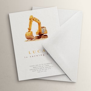 Pu&ograve; includere: Un escavatore giallo su uno sfondo di terra marrone. Il testo "LUCA is turning" &egrave; stampato sull'invito. L'invito include anche la data, l'ora, il luogo e le informazioni RSVP.