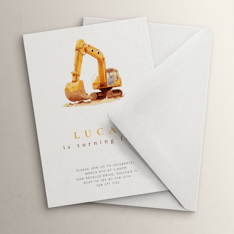 Pu&ograve; includere: Un escavatore giallo su uno sfondo di terra marrone. Il testo "LUCA is turning" &egrave; stampato sull'invito. L'invito include anche la data, l'ora, il luogo e le informazioni RSVP.