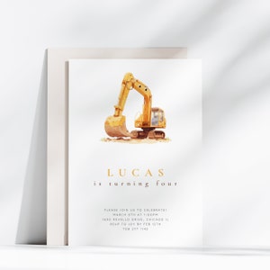 Pu&ograve; includere: Un invito bianco con l'illustrazione di un escavatore giallo con una benna di terra marrone. Il testo "LUCAS is turning four" &egrave; stampato in lettere dorate. L'invito include i dettagli di una festa di compleanno, tra cui la data, l'ora, l'indirizzo e le informazioni RSVP.