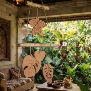 Campanas de viento de terracota con gatos, corazones, monstera y cattleya