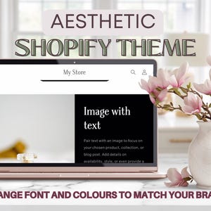 Könnte beinhalten: Ein roségoldenes Laptop zeigt einen Website-Mockup mit dem Text "Image with text". Die Worte "Aesthetic Shopify Theme" stehen über dem Laptop. Rechts steht eine weiße Vase mit rosa Blumen. Der Text "Ändern Sie Schriftart und Farben, um zu Ihrer Marke zu passen" steht unten.