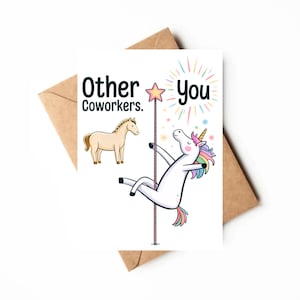 以下が含まれることがあります： 「You」と「Other Coworkers」の文字が入った、漫画のユニコーンがポールダンスをしているユーモラスなグリーティングカード。カードの後ろには茶色の封筒があります。ユニコーンは虹色のたてがみと尾を持っています。
