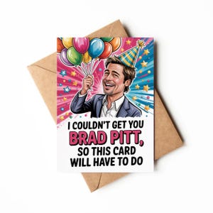 Könnte beinhalten: Eine Geburtstagskarte mit einer Cartoon-Illustration von Brad Pitt, der einen Partyhut trägt und Ballons hält. Die Karte hat einen rosa und blauen Hintergrund mit Sternen und Konfetti. Der Text auf der Karte lautet "Ich konnte dir nicht Brad Pitt besorgen, also muss diese Karte reichen."