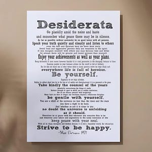 Könnte beinhalten: Gerahmter Druck mit dem Gedicht "Desiderata". Der Text in klassischer Schrift ist auf cremefarbenem Hintergrund. Das Gedicht bietet Ratschläge zu Leben, Frieden und Selbstakzeptanz. Ideal für die Inneneinrichtung.