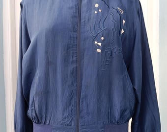 Chaqueta bomber vintage de seda azul con bordado plateado, talla M