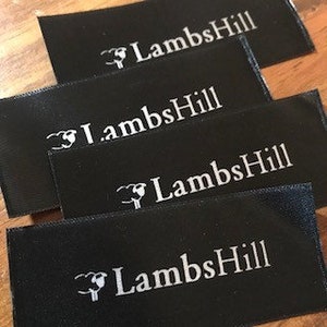600 Individuell bedruckte SCHWARZE Satin-Etiketten - SIEBDRUCK-Etiketten - Gewebter Rand Schwarzer Satin - Weiß - Silber- oder Gold-Aufdruck - Hergestellt in den USA