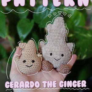 Puede incluir: Patrón PDF para tejer dos jengibre amigurumi. Un jengibre es marrón y el otro es marrón claro con una textura peluda. Ambos tienen caras sonrientes con ojos y bocas negros. El texto "GERARDO THE GINGER" está escrito debajo del jengibre.